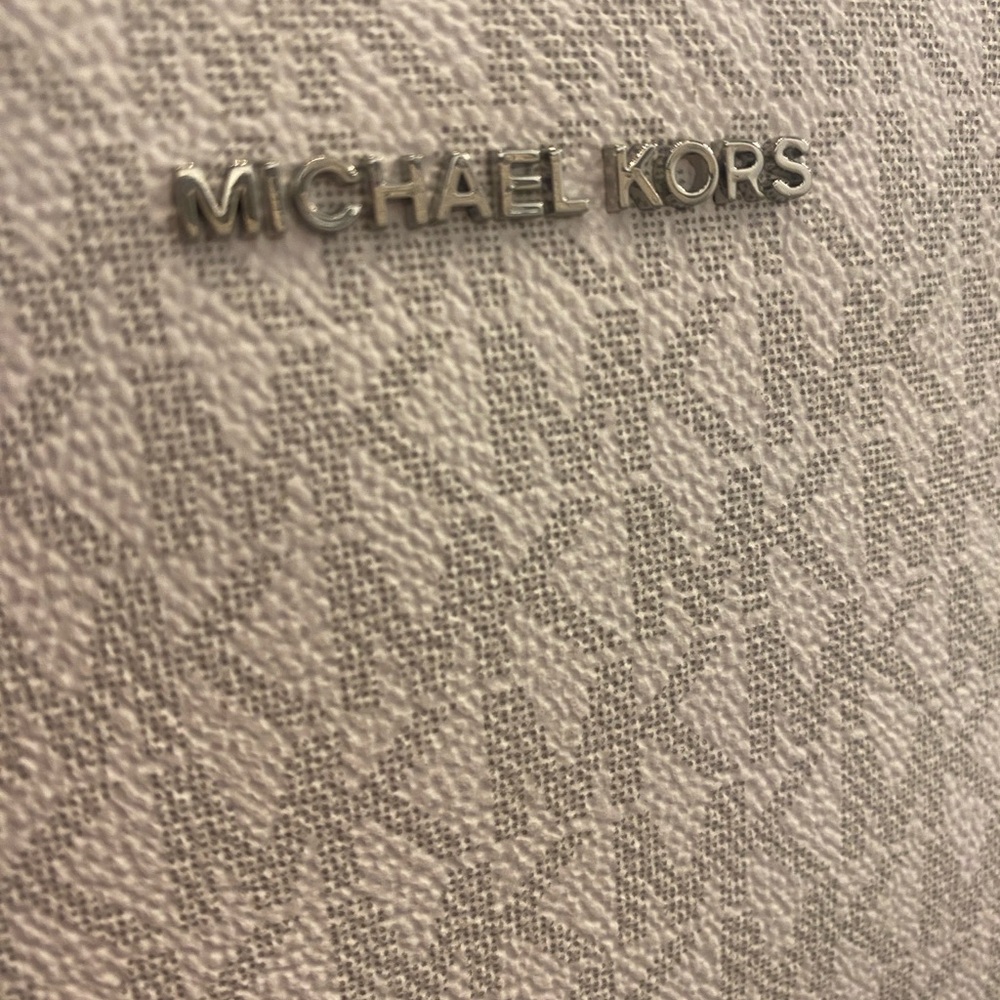 Michael Kors Voyager East West White Beige Signature Tote Authentic NEW w tags 🌷 - Picture 3 of 16